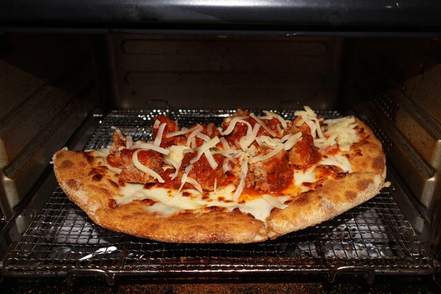 （３）焼く！　ピザ用のとろけるチーズをハンバーグの上からかけ、トースターで焼く。チーズがとろけたら完成。ここでスライスガーリックやおろしにんにくを加えて焼くのもアリ！