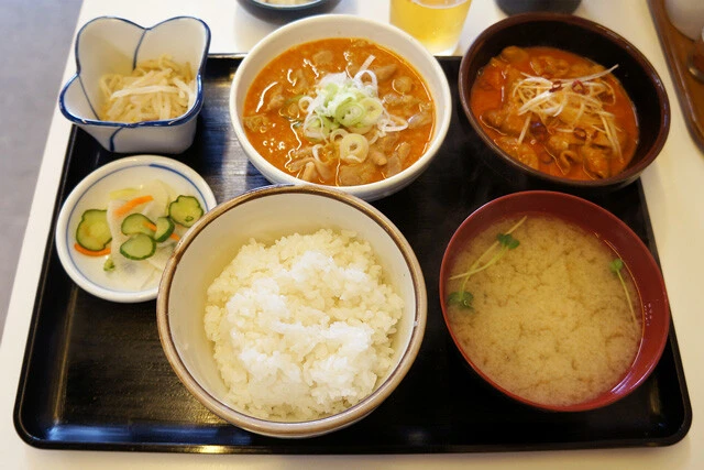 「ハーフ&ハーフ定食」