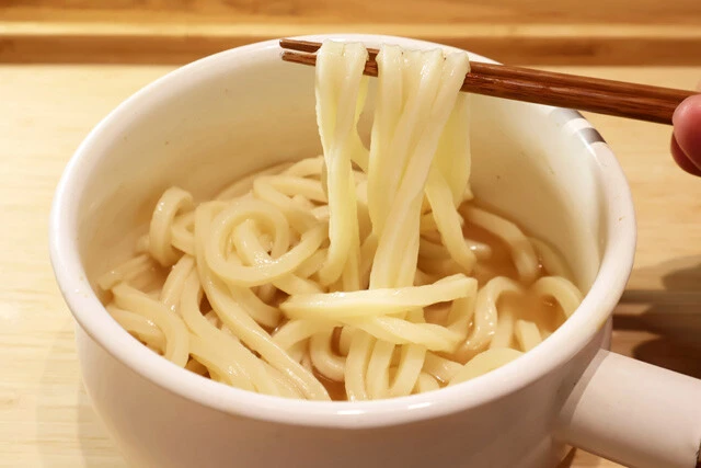 （５）シメ！　おでんを食べたら余っているうどんを投入してひと煮立ちさせて食べよう。おでんのタネのうまみがホタテと昆布の旨塩だしと一体となり、信じられないほど激ウマに......！