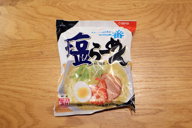 サッポロ一番 塩らーめんにレモン汁を大さじ1杯入れ、そこにファミチキと輪切りレモンを投入。塩レモンスープと相性は完璧。暑い日は冷やしラーメンにするのもアリだ