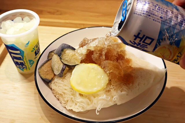 （４）ほぐす！　（３）の上から氷結レモンをぶっかけ、麺を軽くほぐす。かき氷状になっているそうめんつゆや具材を絡ませながら食べよう。極限冷感とサッパリMAXな味で涼しさを、お届け！