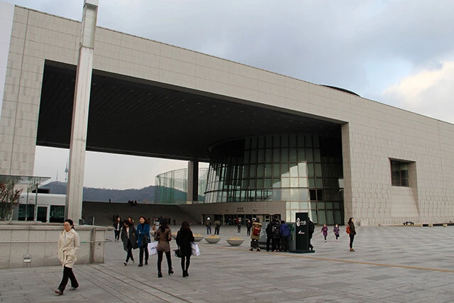 韓国国立中央博物館の外観。参加者が展示物に仮装する「国中博仮装大会」など、イベントも積極的に開催されている