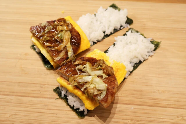 （３）巻く！　（２）の上に形を整えた卵焼きと、半分に切ったマックポークのパティをのせる。ソースはレタスに付着しがちなので、レタスもそのままのせ、全体を包み込むように挟めば完成！