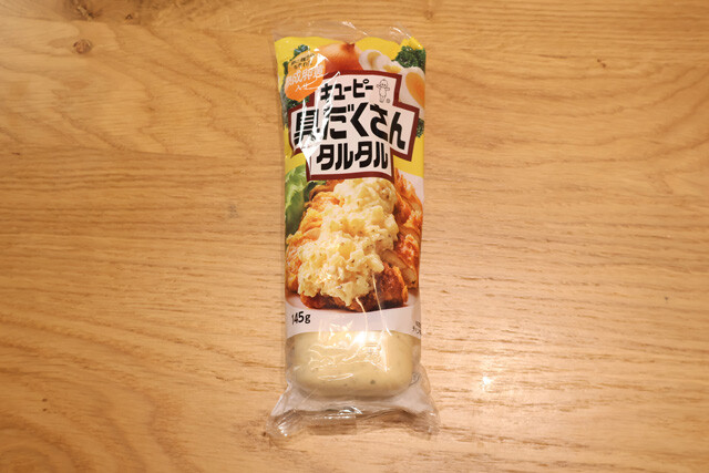 冷やし中華にタルタルソースとファミチキをトッピング。ガッツリ＆サッパリのバランスが絶妙で、特にスパイスがいい仕事をしている。冷やし中華でスタミナもつけようぜ！