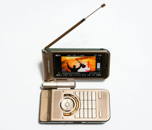 auのソニー・エリクソン製携帯電話W44S。2006年発売。日本で初めて地上デジタル音声放送に対応
