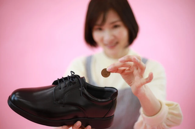 靴に10円玉を入れるのは、銅の抗菌作用が少し働くかもしれないが大きな効果は見込めない