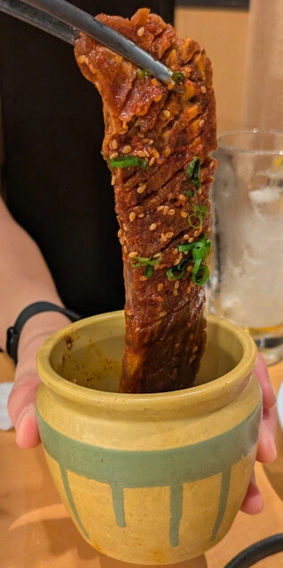 五大名物「長い!! 23cm 壺漬けドラゴンハラミ」。文字どおり長くカットしたお肉で、辛味噌ベースのタレで味つけしている
