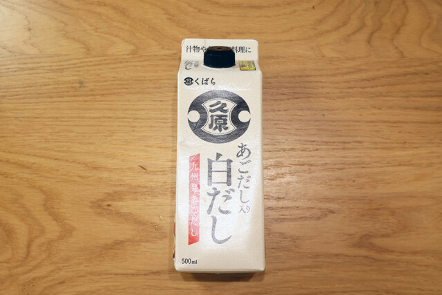 ご飯にファミチキとわさびを添えたら、お湯で薄めた白だしをぶっかけよう。優しいだしの味がご飯とファミチキを見事に一体化。冷えたファミチキをそのまま使ってもOK！