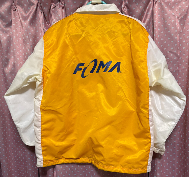 胸と背中にFOMAのロゴが入ったスタッフジャンパー