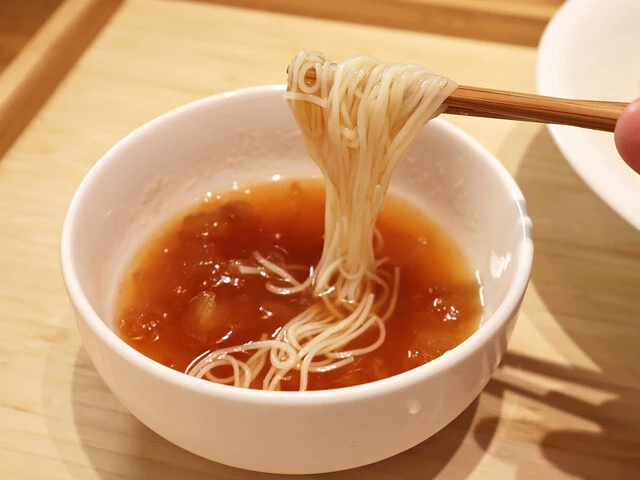 キッコーマンの「シャリっと冷やそうめん」シリーズや、丸美屋「つけうま！ 氷点下そうめんつゆ」シリーズなど、新作にして名作がそろう冷凍めんつゆ。サッパリとしたシャーベット状のつゆが麺によく絡み、食感も楽しい！
