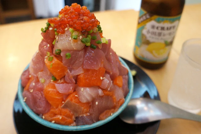 【海鮮丼】たまには日常から外れた贅沢がしたい。熱海の商店街名物の「海鮮てっぺん丼」は、まるで海鮮の富士山！：パリッコ『今週のハマりめし』第250回