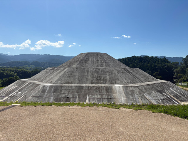 牽牛子塚古墳　八角形の3段の墳墓で、対辺長（向かい合う辺と辺の間隔）が約22m。7世紀後半に造られており、斉明天皇陵とする説が有力