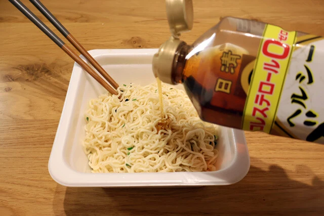 （３）仕上げ！　さらにごま油をひと回しかけ、チューブしょうがも2～3cmほど加え、全体をよくかき混ぜる。仕上げの調味料はどちらもお好みで増減させて構わない。好きな味に調整しよう！