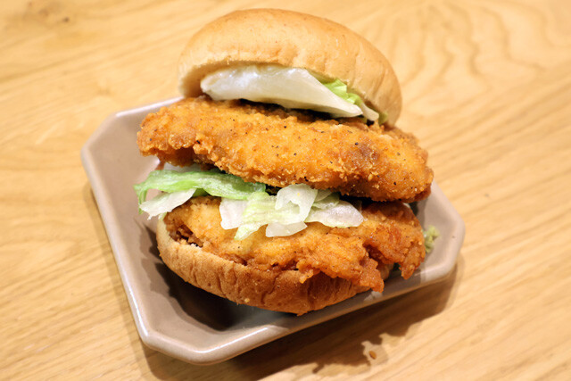 ⑩ダブルファミチキンフィレバーガー　KFCのチキンフィレバーガーにファミチキを追加！