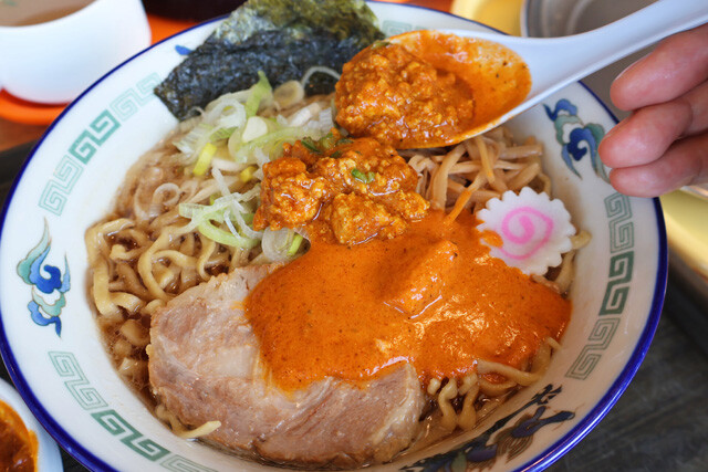 （２）ぶっかけ！　まずは手始めに舎鈴のラーメンにインドカレーのバターチキンとキーマをぶっかけ！　特にラーメンは持ち帰りにくいグルメの筆頭格。夢の合体を楽しむなら、まずラーメンだ！