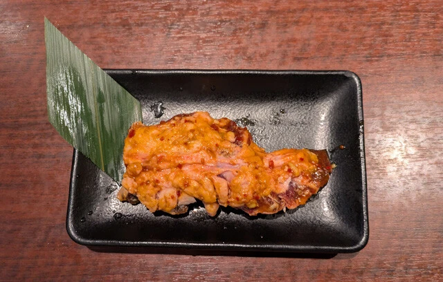 牛角名物「王様カルビ」。ジューシーな食べ応えが魅力の看板メニューだ。厚切り肉なので、じっくり火を通そう