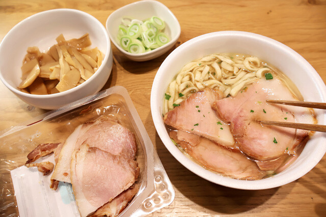 （４）仕上げ！　熱湯を注いで5分たったら焼き豚、ネギを入れ、こしょうを振れば「ちゃん兵衛」の完成。濃いめの味になっているのでスープ完飲は避けたいが、白飯との相性も抜群だ！