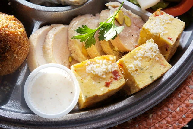 オムレツにガランティーヌ