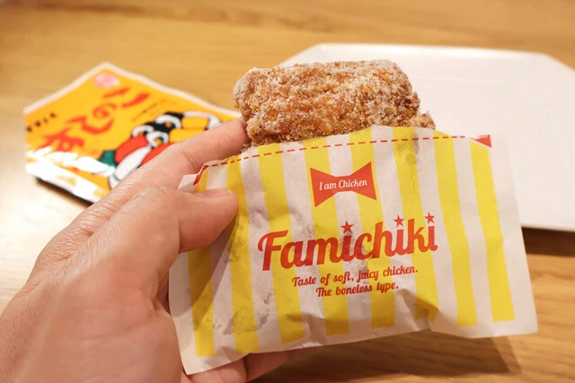 （４）食べる！　あとは食べるだけだが、手がベタベタになるのでファミチキの包装紙に戻して食べるのがオススメ。ジューシーな味をやさしい酸味で引き締める、抜群の相性を堪能せよ！