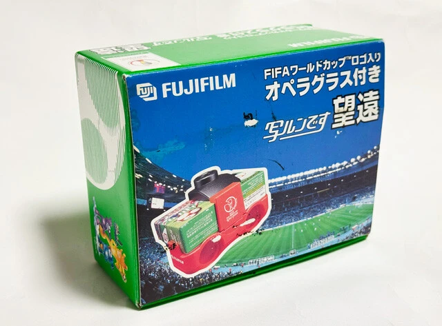 大ブーム中の「写ルンです」も登場！　サッカー系のカメラコレクション【山下メロの平成レトロ遺産：123】