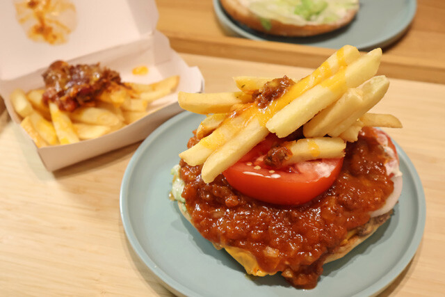 （５）カスタム！　オススメのカスタムはバーガーキングのチリチーズフライ。ジャンクさも食べ応えも大幅アップ。セットで選ぶことができるので、お得に注文しやすいのもポイントだ！