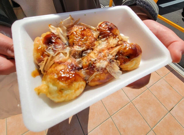 ラ・ムー店舗入り口付近にある併設店「PAKU－PAKU」で購入した1パック100円のたこ焼き。1時間半以上並びました……