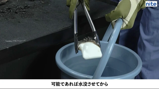 さらに、バケツなどに入れて水没させ、消防機関に通報。発火したバッテリーは消火後も熱を持っているので、素手では絶対に触らないこと！　また、膨らんだり異常発熱するモバイルバッテリーは、土鍋や金属製の鍋に入れてふたをして密封することで発火時の延焼リスクを低減できる