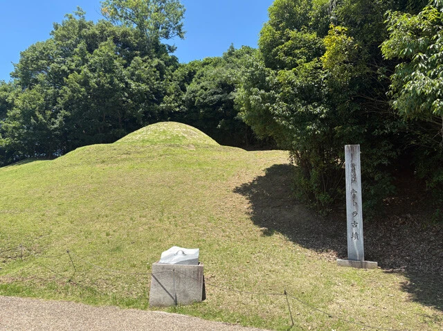 キトラ古墳　直径約14mの2段式の円墳。石室内には四神、十二支像、天文図などの壁画が描かれている