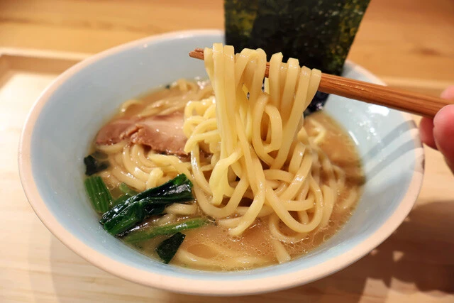 （３）食べる！　家系ラーメンが出来上がったら食べるだけだが、ここでスープは完飲するのはダメゼッタイ。焼豚油そばを使った和え玉の味変を楽しみたいなら、我慢も重要です！