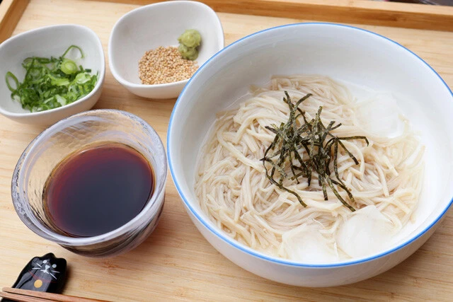 【エノキそうめん】エノキのかさ部分をカットして結ぶ!?　あとはゆでて冷水で締めるだけの猛暑に激ウマの新感覚そうめん!!＜野島慎一郎のバカレシピ＞