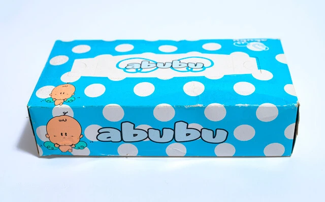 アブブのボックスティッシュ。裏には季節感あふれる月ごとのイラストが描かれている（表）