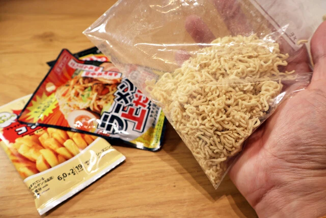 （５）有効活用！　余ったペヤングの麺はジップロックに入れたまま砕き、各種シーズニングパウダーを入れてまぶし、ベビースター風スナックにするのがオススメ。粉末調味料ならだいたい合う！