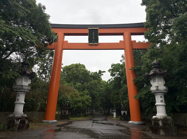 「大麻比古神社」は徳島県内で最も格式の高い神社で、お正月三が日には20万人以上の参拝者が訪れるという。参道の入り口にある大鳥居は高さ14.6m