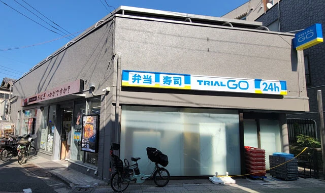 【福岡県発！　TRIAL GO】株式会社トライアルカンパニー（福岡県福岡市）が展開するコンビニサイズの小型スーパー。セルフレジや顔認証決済、プロセスセンター（仕入れ、加工、包装、配送を一括で行なう施設）からの商品供給による店内での調理作業の省略など、徹底したコストカットで驚きの低価格を実現。「ロースかつ重」（348円）をはじめ、同店の惣菜、弁当、スイーツを製造・開発する「こはく本舗」のフードは高クオリティだ。写真は江古田栄町店（東京都）