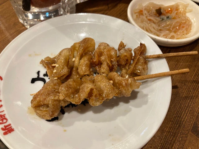 新時代の看板メニュー「伝串」。鶏皮を揚げた串で、表面はカリッとした食感。なんと1本55円！
