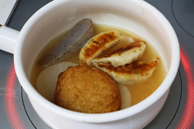 （３）追加！　正統派のタネで食べても文句なしにウマいが、変わり種なら冷凍の焼き餃子がオススメ。うまみたっぷりのだしと完璧にマッチする。すぐに食べられるので後から追加がベスト