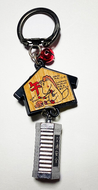 おみくじ付きで、干支イラストの絵馬型