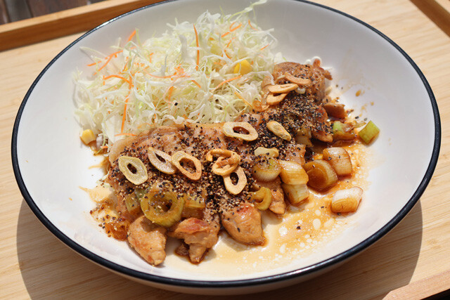 【コショウそばトンテキ】"味が濃すぎる！"と話題の「冷やしコショウそば」のスープを使った激ウマのトンテキ！＜野島慎一郎のバカレシピ＞