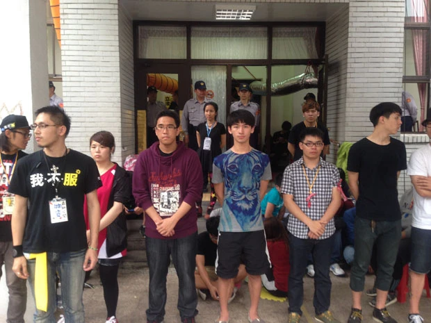 立法院の門。学生と警官が出入りする人間を警備する。警官も十数人程度は入り口にいて警備に当たっているが、19日朝以降は内部の学生を無理に排除する動きはない