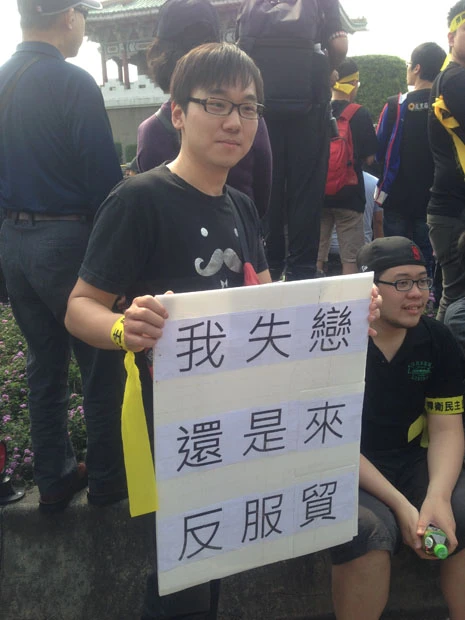 「失恋したけどデモに来ました」というプラカードを持つ大学生の男性。本人に話を聞いてみると本当に失恋したらしい。強く生きてほしい