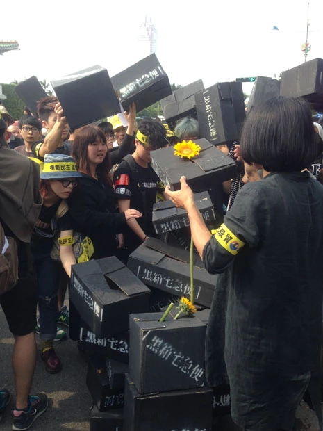 ECFAの受け入れ決定の経緯がブラックボックス(密室協議)で進んだことを皮肉り、大量の黒い段ボールを積むパフォーマンスを行なう大学生たち