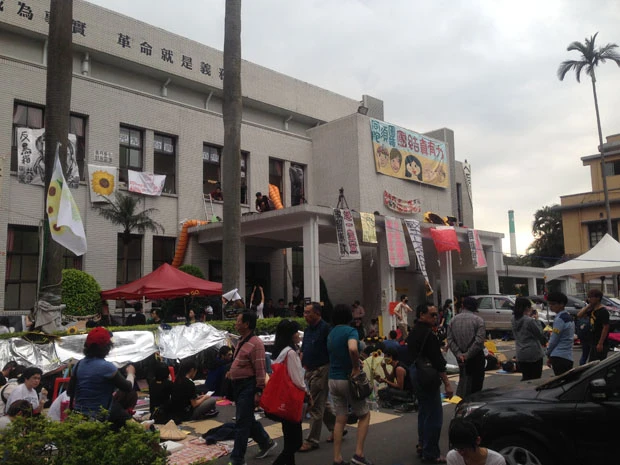 学生が占拠中の立法院外観。その日の警備状況にもよるが、基本的には建物入り口までは外部の人間が自由に入れる。