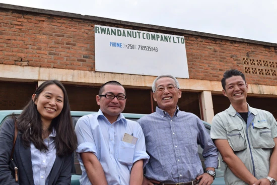 ルワンダナッツカンパニー社長の原田さん(左端)、工場長の齋藤剛さん(左から2番目)、副工場長の原周さん(右端)。若い日本人スタッフたちが、佐藤さんのビジネスを支えている