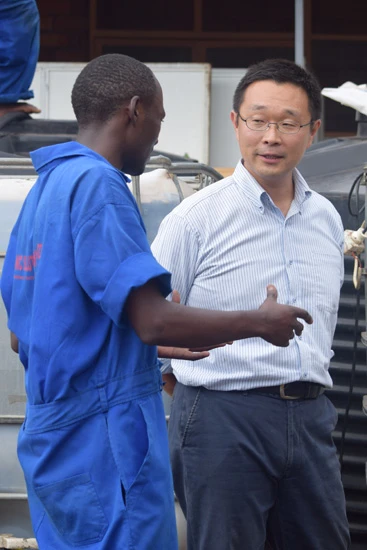 「ルワンダオーガニックソリューション」（ＯＳＳ）の代表を務める長谷川竜夫さん。農業雑誌の元ライターだったが、佐藤さんのビジネスに惹かれ、単身アフリカへやって来た