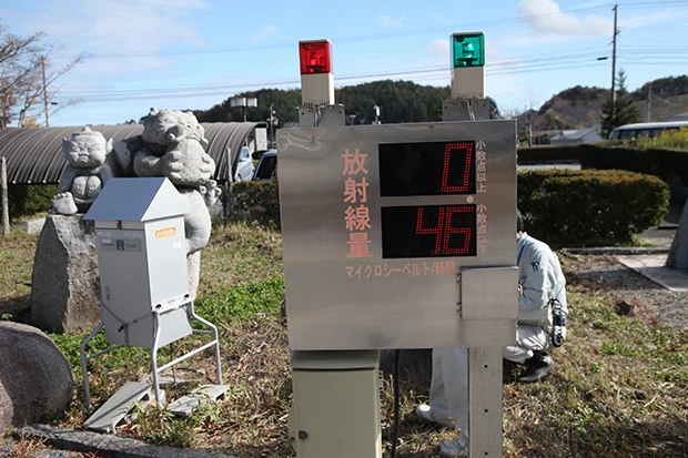 避難指示区域内にある飯舘村役場に置かれたモニタリングポストは毎時0.46μSvを表示。だが、隣接する南相馬市の山間部では、避難指示区域外にもかかわらず、さらに高い値を示していた