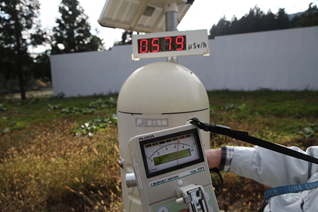 南相馬市押釜地区の除染仮置き場前に置かれたモニタリングポスト。毎時0.579 μSvを表示するが、持参した測定器ではそれを上回る毎時0.71μSvを示した。いずれにせよ非常に高い数値だ