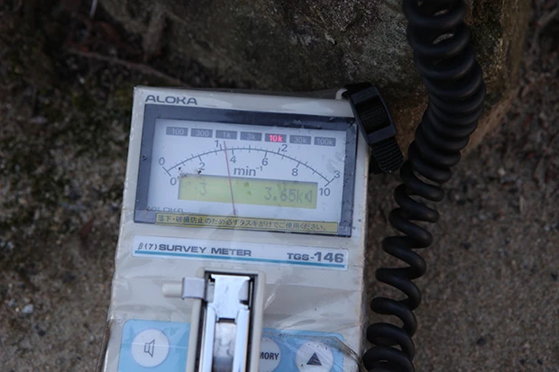 大原地区にある佐藤信一さん宅の玄関近くにある庭石からは3000cpmを超える表面汚染が計測された。放射線管理区域から持ち出せる基準の3倍という高い数値が庭先にあるのだ