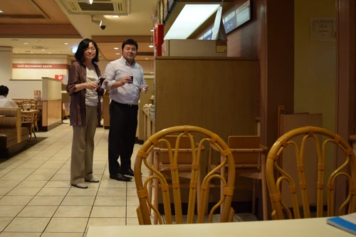 検察側が「10万円を渡した」とするガスト。同席者の男性(写真の人物は別人)は、「渡した場面は見ていない。トイレにも行っていない」と証言。検察側は「同席者がドリンクバーに立ったときに渡した」と主張するが、座席からドリンクバーまでは5、6歩の距離