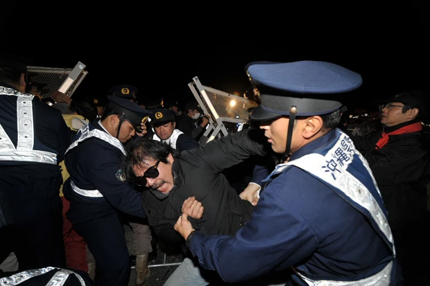 1月15日未明、新基地建設を阻止しようとする住民たちは、警察によって次々と強制排除された