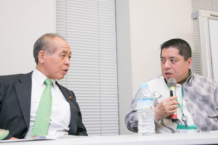 「安倍政権はプーチン大統領の訪日を早く実現して、日ロの安定的な発展の方向性を示すべき」と指摘する佐藤優氏(右)と鈴木宗男氏